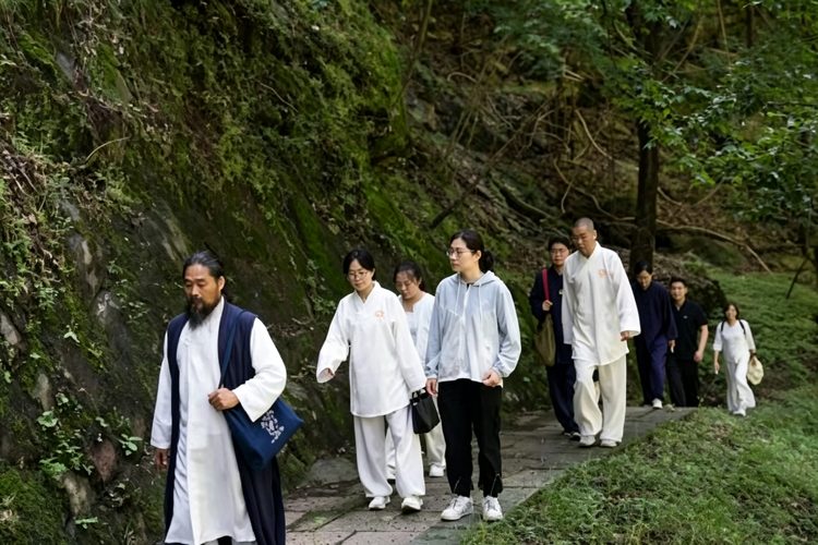 A Day of Mindful Living at Guanghua Temple: Experiencing the Rhythm of Traditional Chinese Temple Life