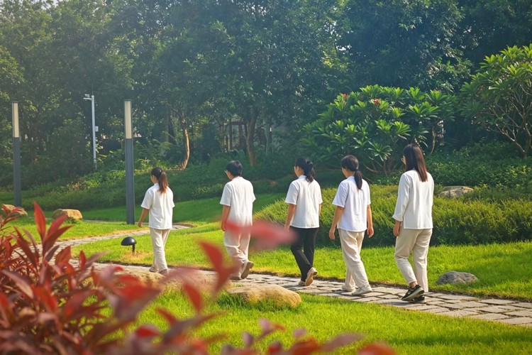 Walking Meditation in China: Mindfulness, Nature and Zen Practice at Funzendo