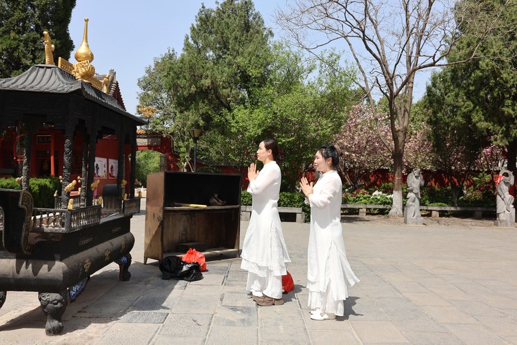Morning Mindfulness Meditation at Guanghua Temple