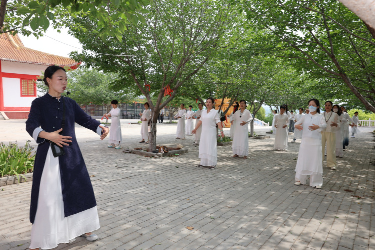A Journey into Chinese Zen Meditation at Guanghua Temple