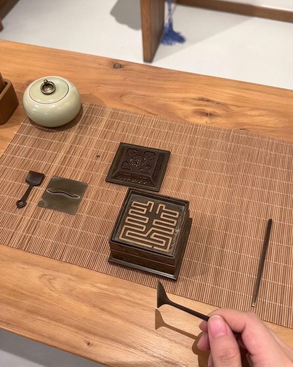 Traditional incense practice and contemplation